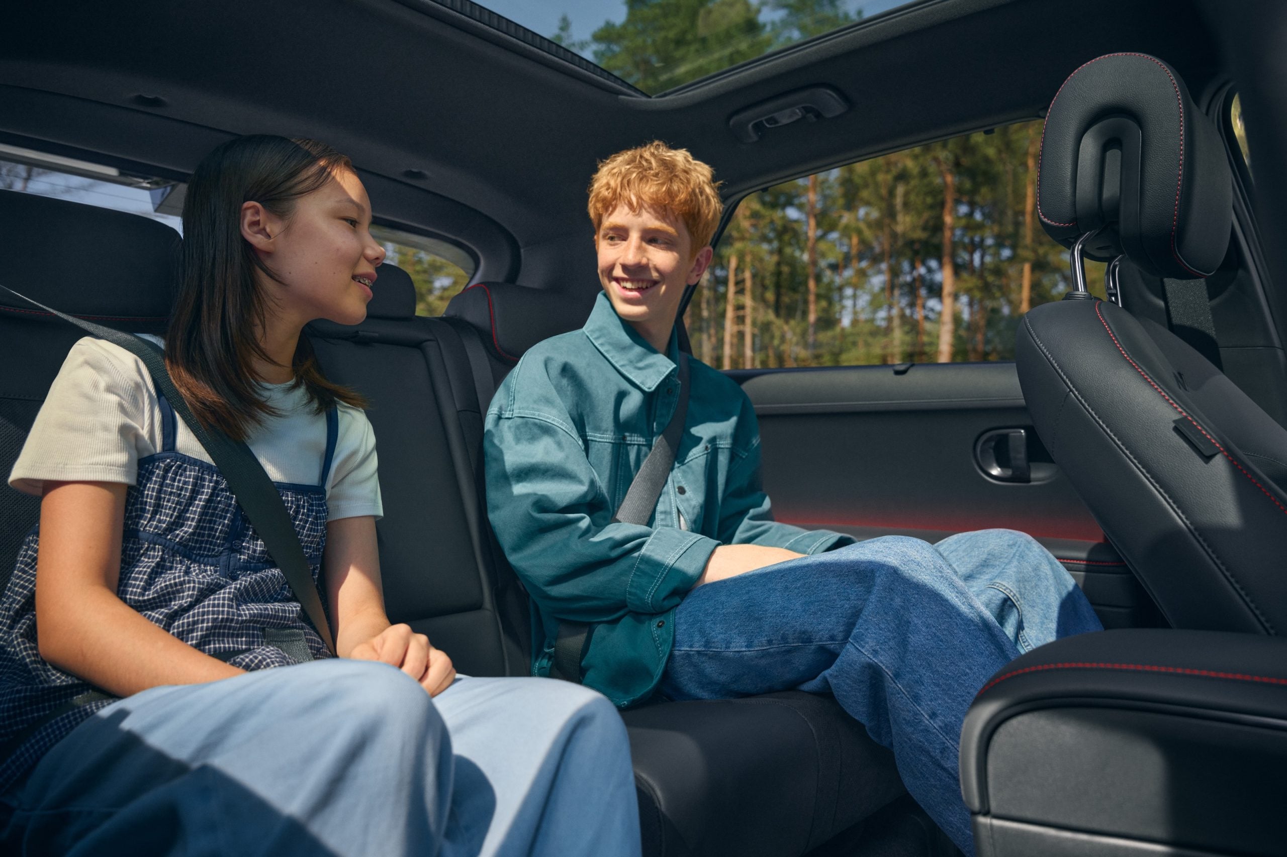 hyundai_ioniq5_feature02_kids_cabinespace